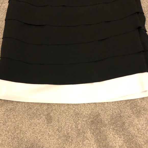 🎀 New 🎀Tiered black cocktail dress with white hem, size 2 - Picture 2 of 4